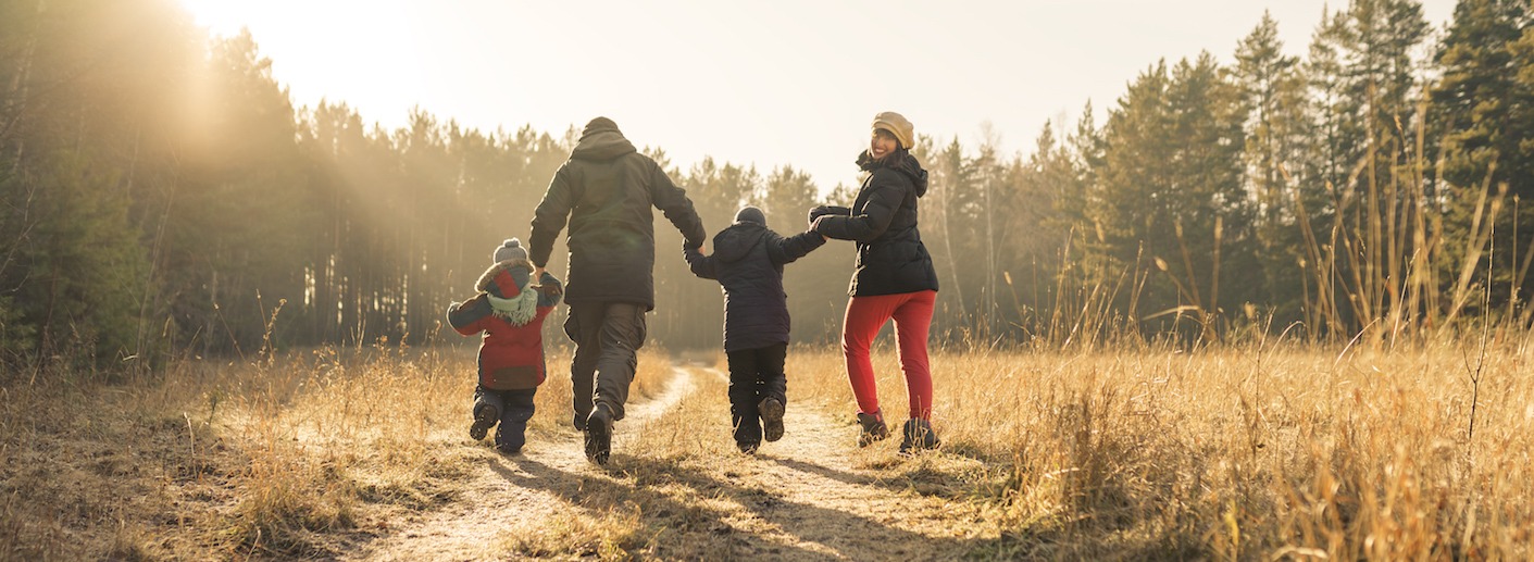 сім'я біжить сільською дорогою восени
